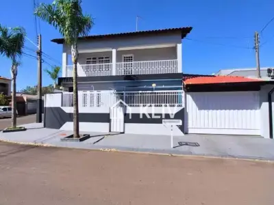 Sobrado com 3 quartos em Jardim América