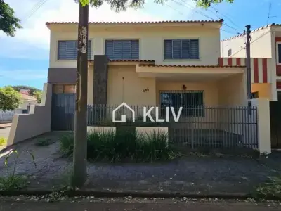Sobrado com 4 quartos em Centro