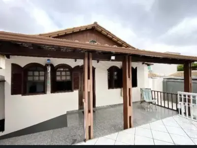 Casa com 4 quartos em João Pinheiro, Belo Horizonte - 250m²