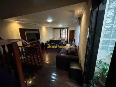 Casa com 4 quartos em Glória, Contagem - 0m²