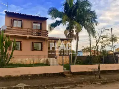 Sobrado com 4 quartos em Colina