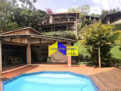 Casa com 4 quartos em Parque Petrópolis