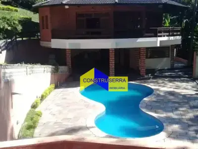 Casa com 5 quartos em Parque Petrópolis