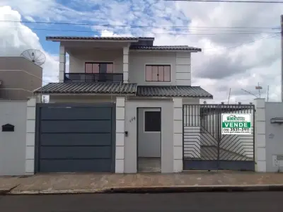 Sobrado com 4 quartos em Vila São João, Itararé - 167m²