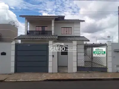 Sobrado com 4 quartos em Vila São João, Itararé - 167m²