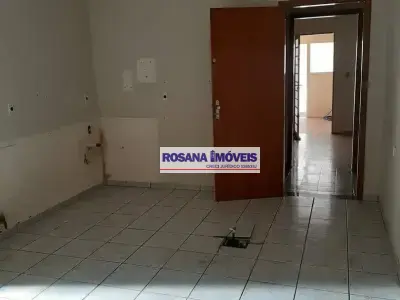 Prédio com 4 quartos em Vila Maceno