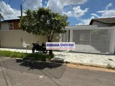 Casa com 3 quartos em Jardim Tarraf II