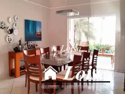 Casa com 4 quartos em Jardim Karaíba
