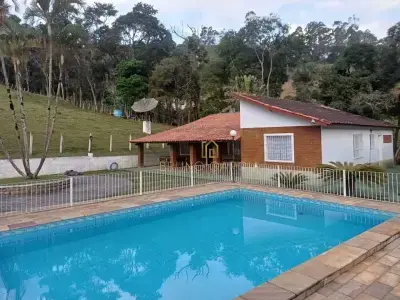 com 6 quartos em POUSO ALEGRE
