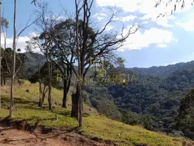 Sítio com 2 quartos em bairro do pião