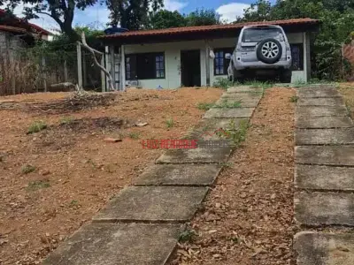 Casa com 3 quartos em Cond. Portal da Serra