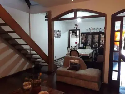 Casa com 4 quartos em Jardim Eledy