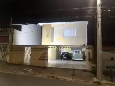 Sobrado com 3 quartos em Jardim Regina