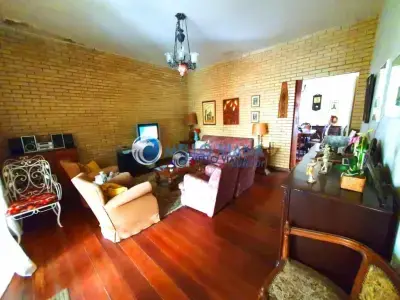 Casa com 10 quartos em Centro, Baependi - 400m²