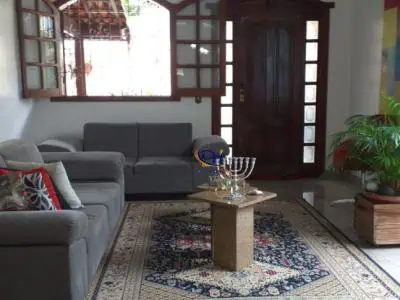 Casa com 5 quartos em Heliópolis, Belo Horizonte - 312m²