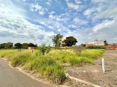 Lote / Terreno com 0 quartos em Vila Regina